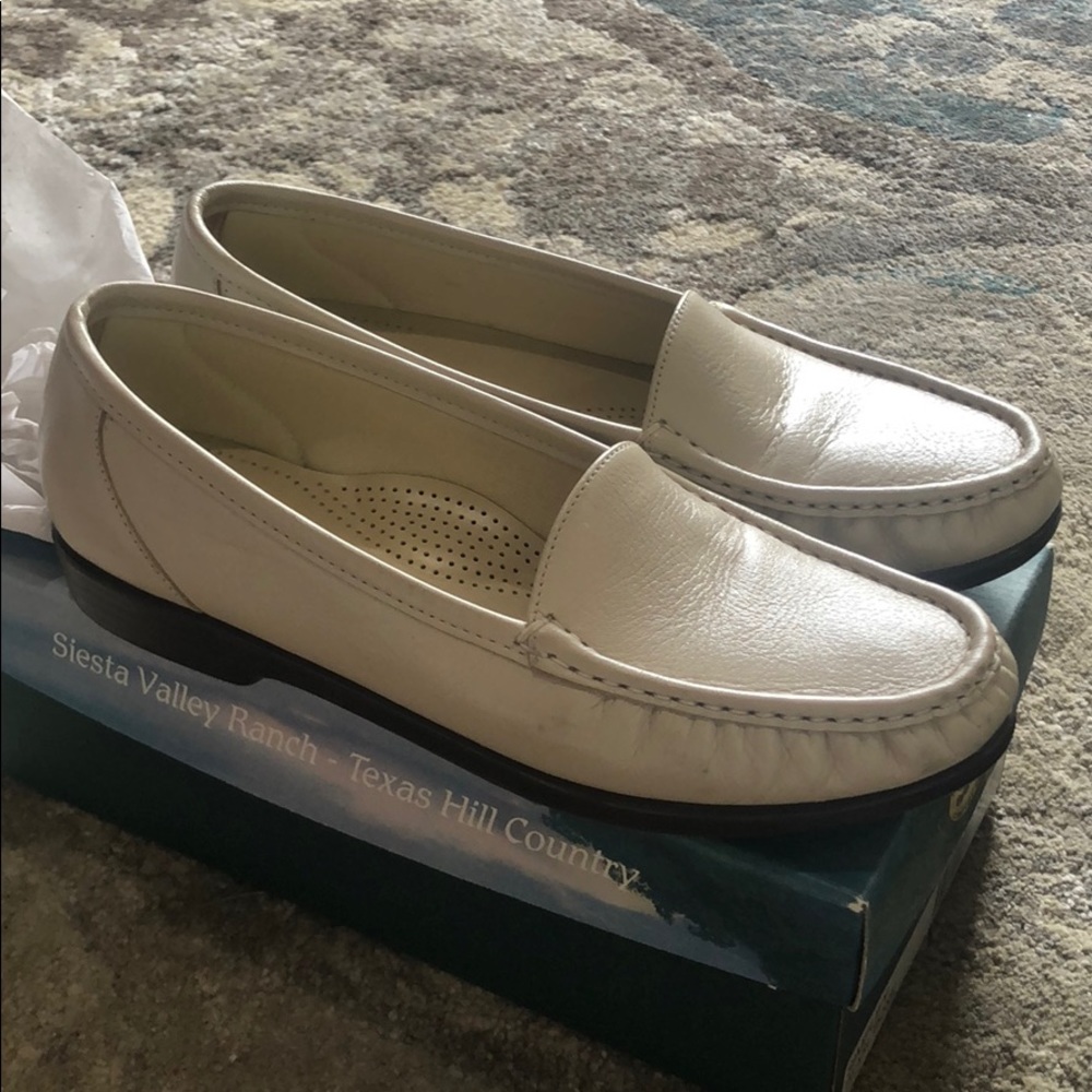 SAS 9.5 simply pearl bone loafers